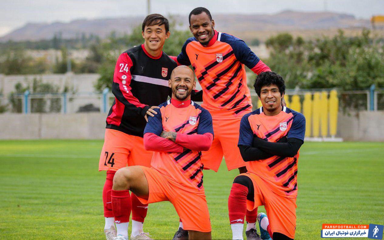 فورچونه، سوگیتا، میمبلا و مازولا ۴ بازیکن خارجی تراکتور در لیگ نوزدهم محسوب می شوند آنها با وجود اینکه با ملیت های متفاوتی به تراکتور آمده اند صمیمی اند.