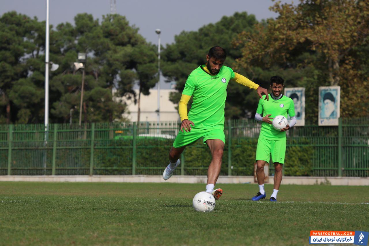 فراز کمالوند در تمرین امروز شوت به دروازه را با شاگردانش تمرین کرد کمالوند در آستانه دیدار با استقلال شوت به دروازه را با بازیکنانش تمرین کرد.