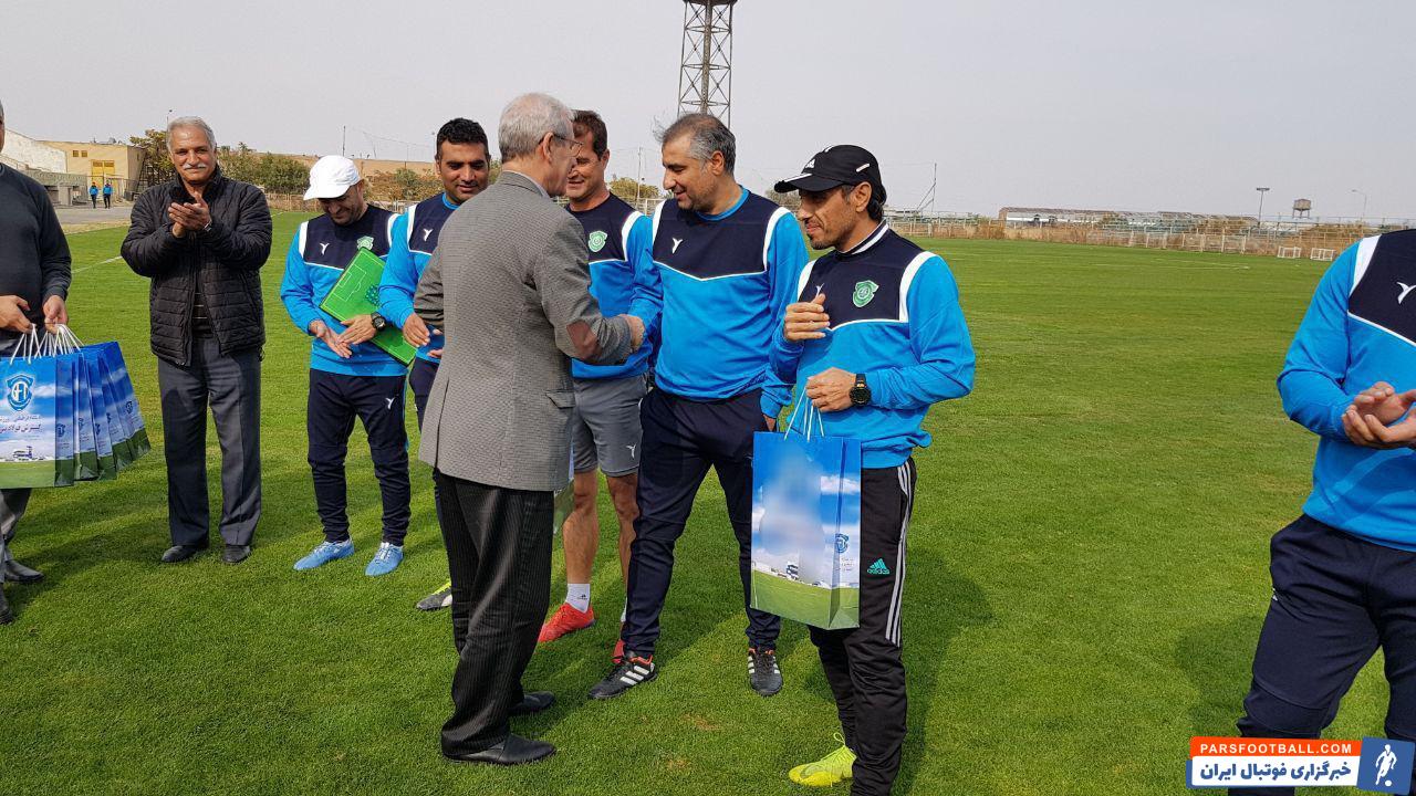 به مناسبت روز جهانی مربی، مدیرعامل ماشین سازی با حضور در تمرین روز گذشته سبزپوشان و اهدای تندیس یادبود از مربیان تیم فوتبال ماشین سازی تجلیل به عمل آورد.