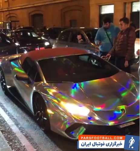 یکی از هواداران به اوبامیانگ می گوید که بازی شما ارزش ندارد و دیگری معتقد است بازیکنانی مانند اوبامیامگ باعث شده اند آرسنال اینگونه باشد.