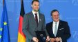 مانوئل نویر دروازه‌بان بایرن مونیخ و تیم ملی آلمان از رئیس ایالت نورد راین وستفالیا در این کشور نشان لیاقت رسمی دریافت کرد.