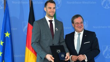 مانوئل نویر دروازه‌بان بایرن مونیخ و تیم ملی آلمان از رئیس ایالت نورد راین وستفالیا در این کشور نشان لیاقت رسمی دریافت کرد.