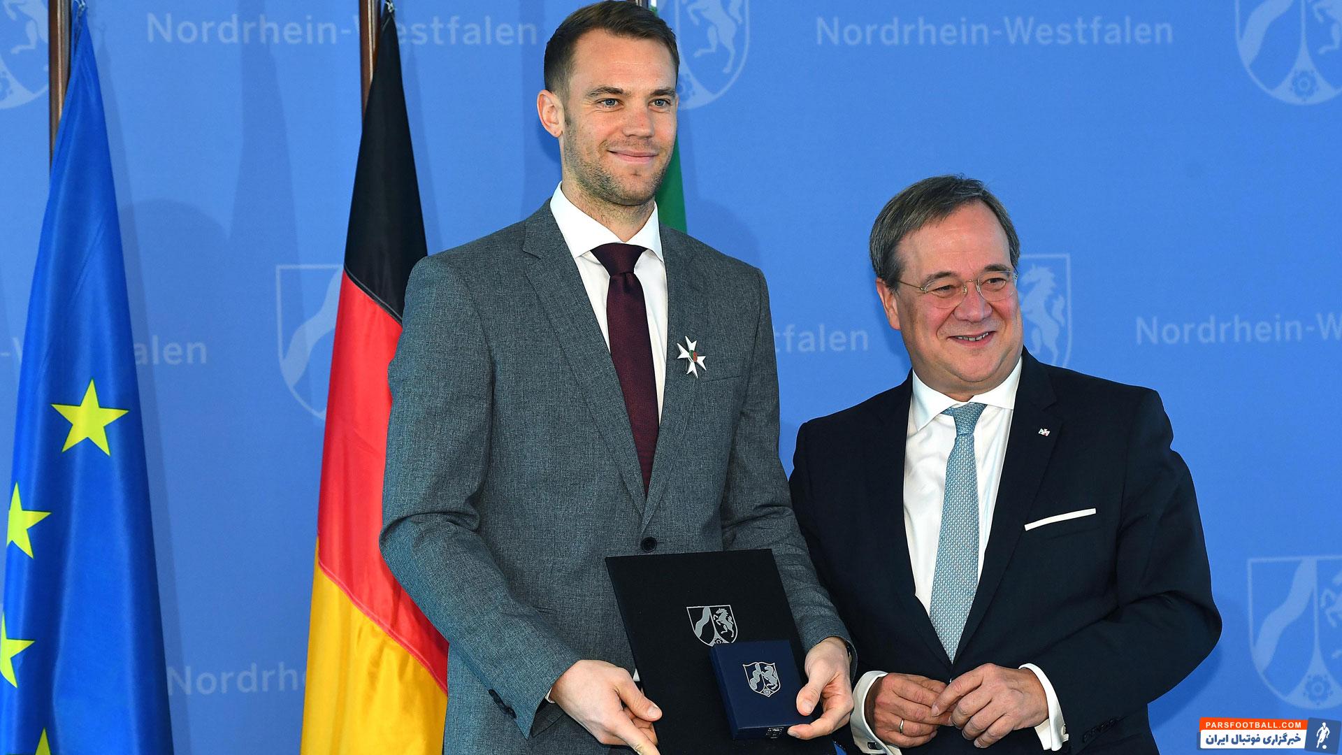 مانوئل نویر دروازهبان بایرن مونیخ و تیم ملی آلمان از رئیس ایالت نورد راین وستفالیا در این کشور نشان لیاقت رسمی دریافت کرد.
