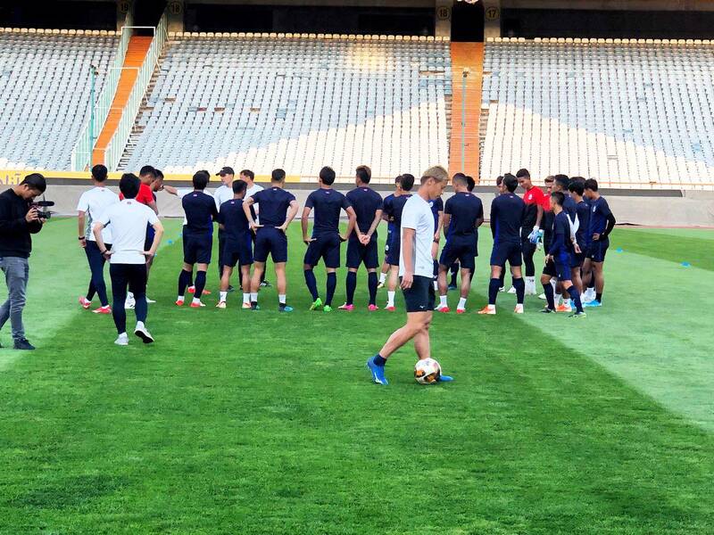 تیم ملی کامبوج کیسوکه هوندا در ابتدای حضورش در زمین تمرین با استقبال نمایندگان رسانه‌ها مواجه شد و وقتی خبرنگاران از کیسوکه هوندا مصاحبه خواستند به آنها پاسخ منفی داد.