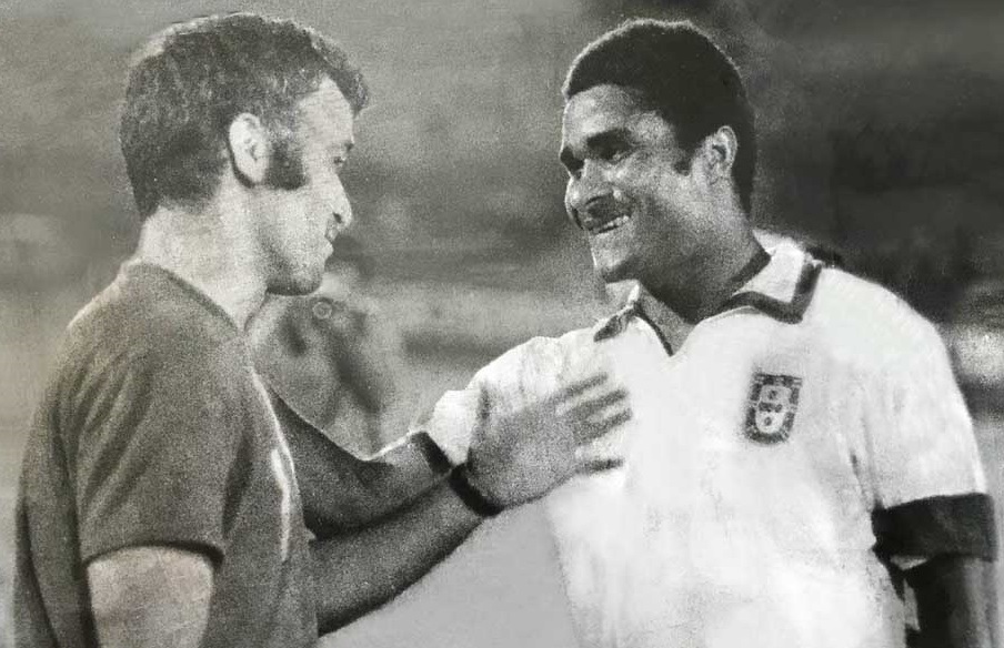 از بهیادماندنیترینهای آن جدال رویارویی اوزهبیو و جعفر کاشانی مدافع تیم ملی ایران بود که قابی از خوشوبش این فوتبالیستهای خوشاخلاق ثبت شده است.