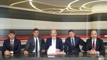 پیولی که متولد شهر پارما است و در این تیم هم سابقه مربیگری داشته، قراردادی ۲ ساله با باشگاه میلان امضا کرد پیولی نهمین مربی روسونری در ۵ سال اخیر است.