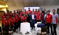 اعضای تیم فوتبال پرسپولیس روز مربی را به گابریل کالدرون و مربیان تیم تبریک گفته و این روز را با گابریل کالدرون جشن گرفتند.
