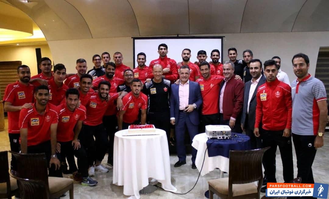 اعضای تیم فوتبال پرسپولیس روز مربی را به گابریل کالدرون و مربیان تیم تبریک گفته و این روز را با گابریل کالدرون جشن گرفتند.
