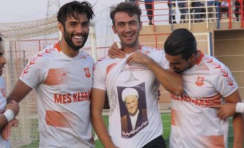 بهرام رشید فرخی مهاجم تیم مس کرمان بعد از گل خود به مس رفسنجان با تصویر مرحوم آیت‌الله هاشمی رفسنجانی گلش را به ایشان تقدیم کرد.