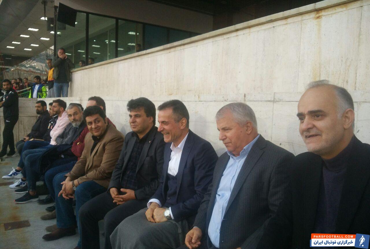 علی پروین اسطوره فوتبال پرسپولیس و ایران است علی پروین با حضور در استادیوم آزادی، بازی پرسپولیس و ماشین سازی را از نزدیک تماشا کرد.