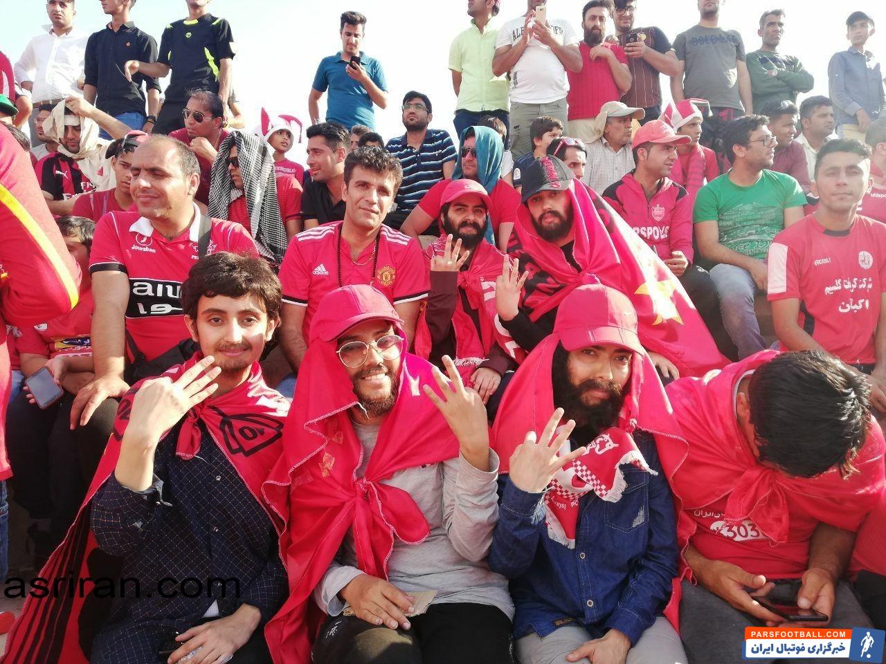 آنها همان 5 دختری هستند که 27 اردیبهشتماه98 در کنار بیش از 15 هزار هوادار مرد در شهر جَم بوشهر شاهد جشن قهرمانی تیم فوتبال پرسپولیس بودند.