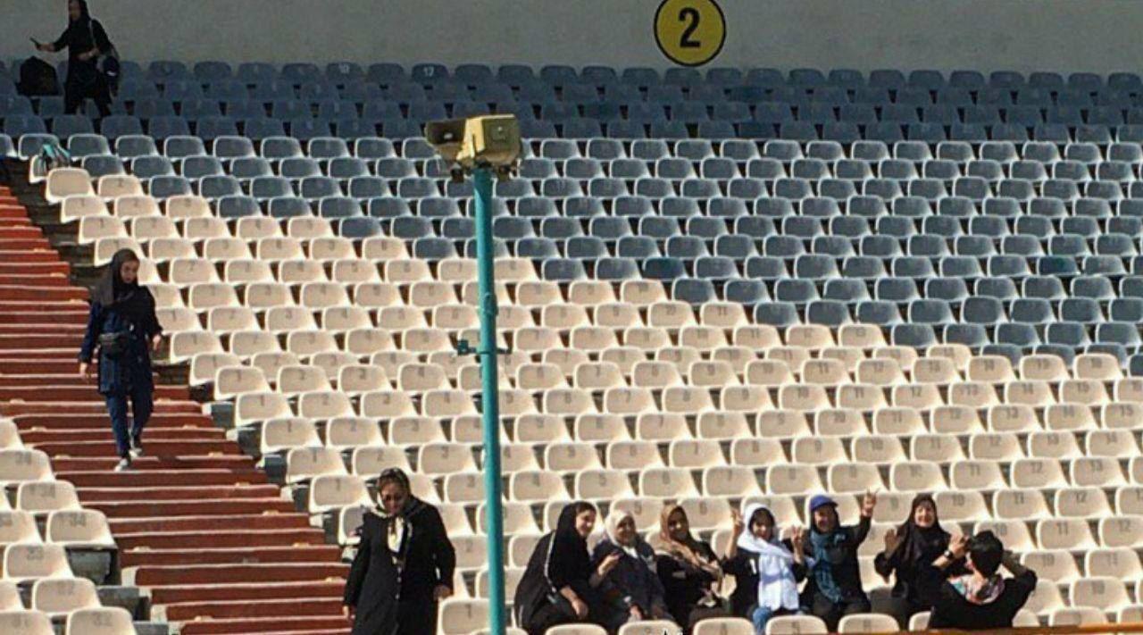 دیدار تیم های ایران و کامبوج تحت‌تاثیر حضور نزدیک به ۴۰۰۰ هوادار بانو در استادیوم آزادی است  اولین تصویر از استادیوم آزادی ؛ بانوان وارد ورزشگاه شده اند.