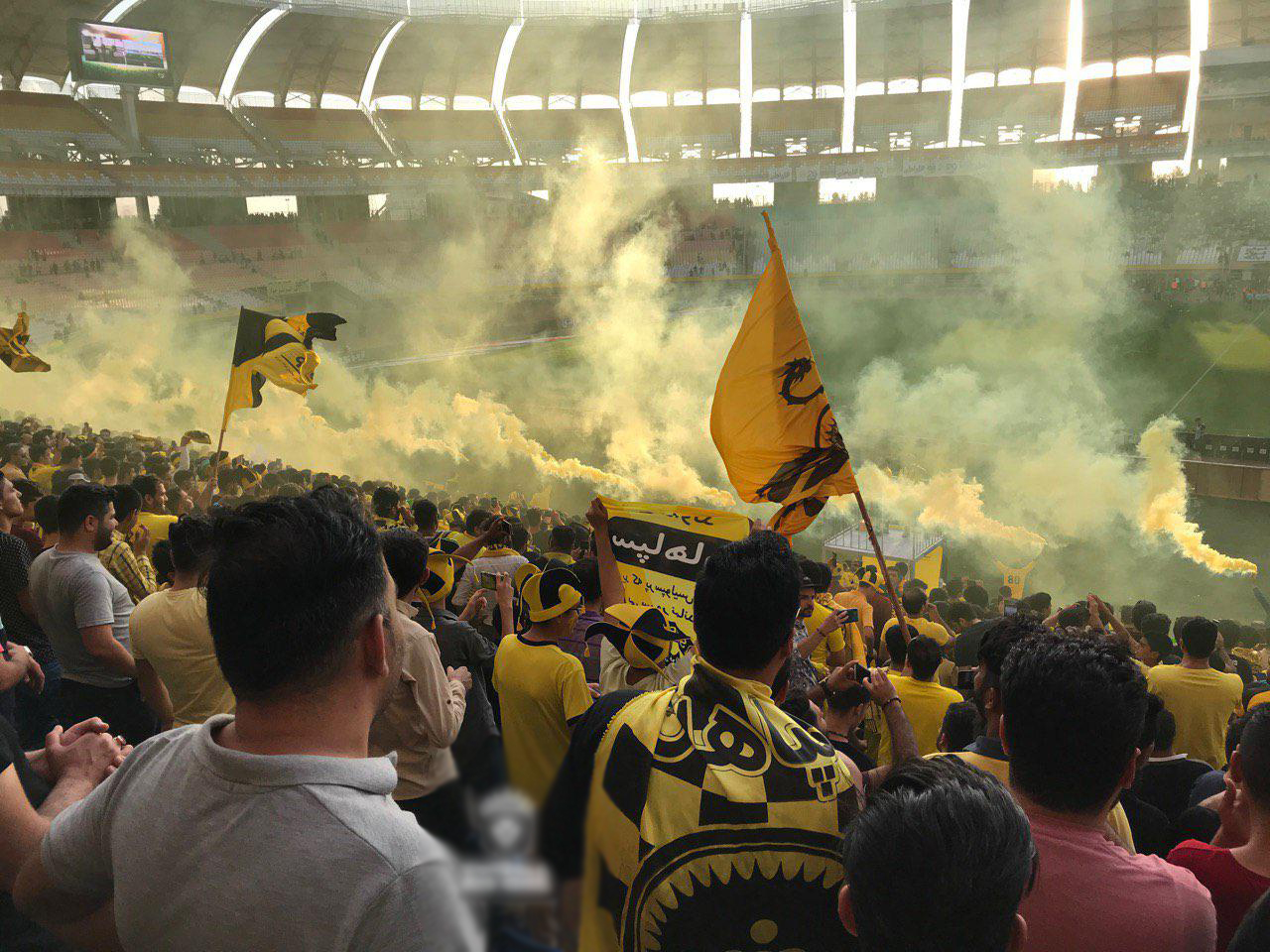 تصاویری از طرفداران طوفان زرد آسیا در ورزشگاه نقش جهان اصفهان که دیروز میزبان شهرآورد اصفهان بین سپاهان و ذوب آهن بود را آماده کرده ایم.