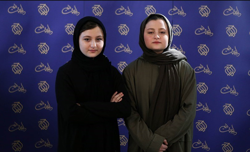 تنابنده ؛ تصویری از سارا و نیکا بازیگران سریال پایتخت در ورزشگاه آزادی