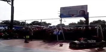 تشییع پیکر هوادار فوتبال دوست به کمک توپ و زمین بازی