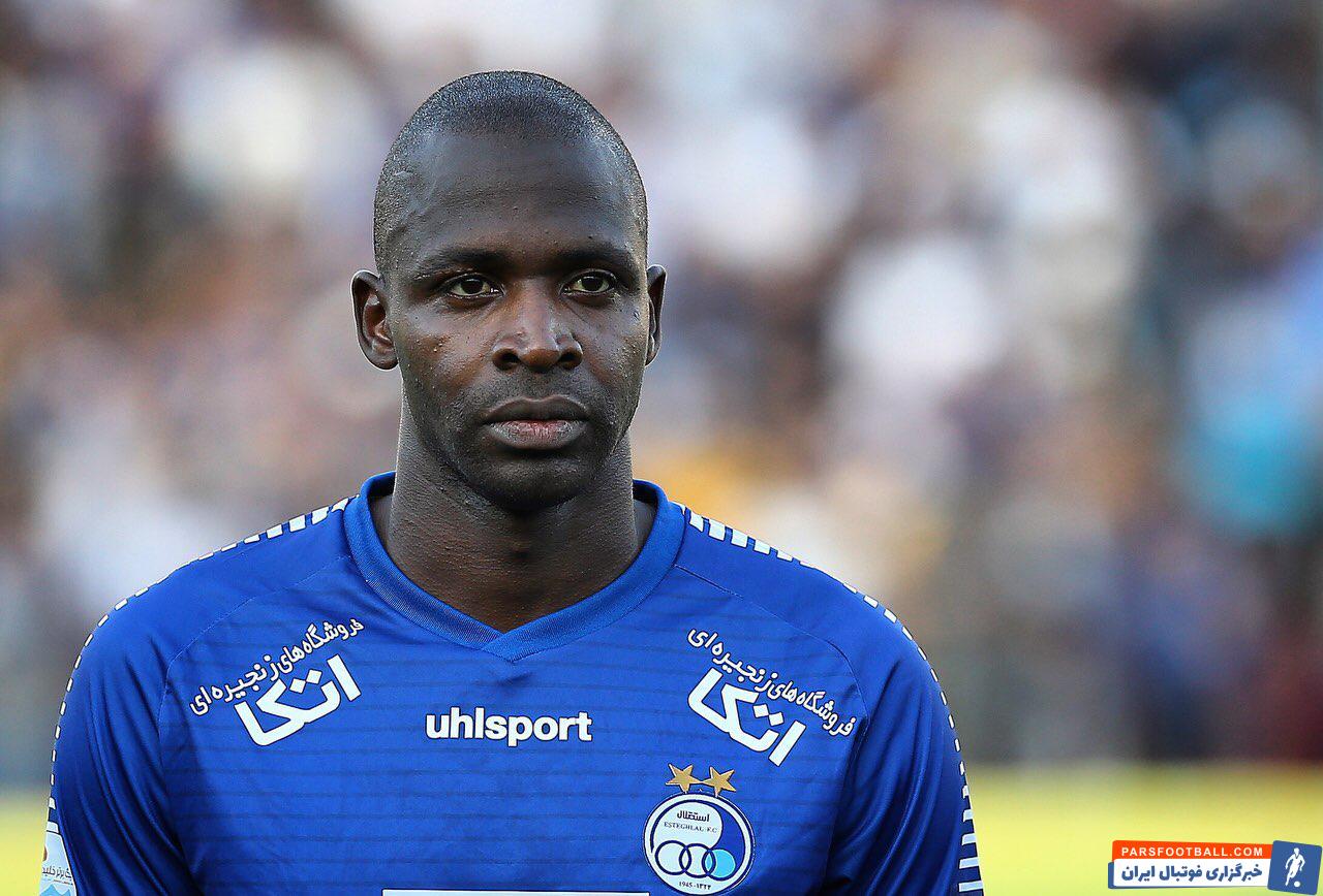 شیخ دیاباته برای گرفتن توپ از حریف پایش را بیش از حد بالا می آورد