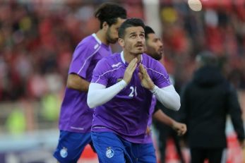 وریا غفوری بی توجه به این حواشی دقایقی پیش برای گرم کردن بدن خود وارد زمین شد و با خونسردی تلاش کرد به این شکل به حواشی که برایش ایجاد شده پاسخ بدهد.