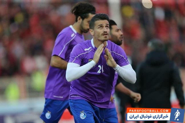 وریا غفوری بی توجه به این حواشی دقایقی پیش برای گرم کردن بدن خود وارد زمین شد و با خونسردی تلاش کرد به این شکل به حواشی که برایش ایجاد شده پاسخ بدهد.