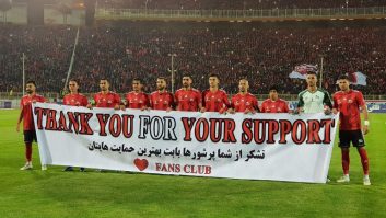 حدود هشتاد هزار هوادار تراکتور با حضور در ورزشگاه به حمایت از تیمشان پرداختند تا بازیکنان سرخ پوش با اطمینان کامل از داشتن سکوها پا به زمین بگذارند.