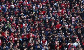 شعار یک صدای «عیبی یوخ» هواداران تراکتور در بازی برابر استقلال