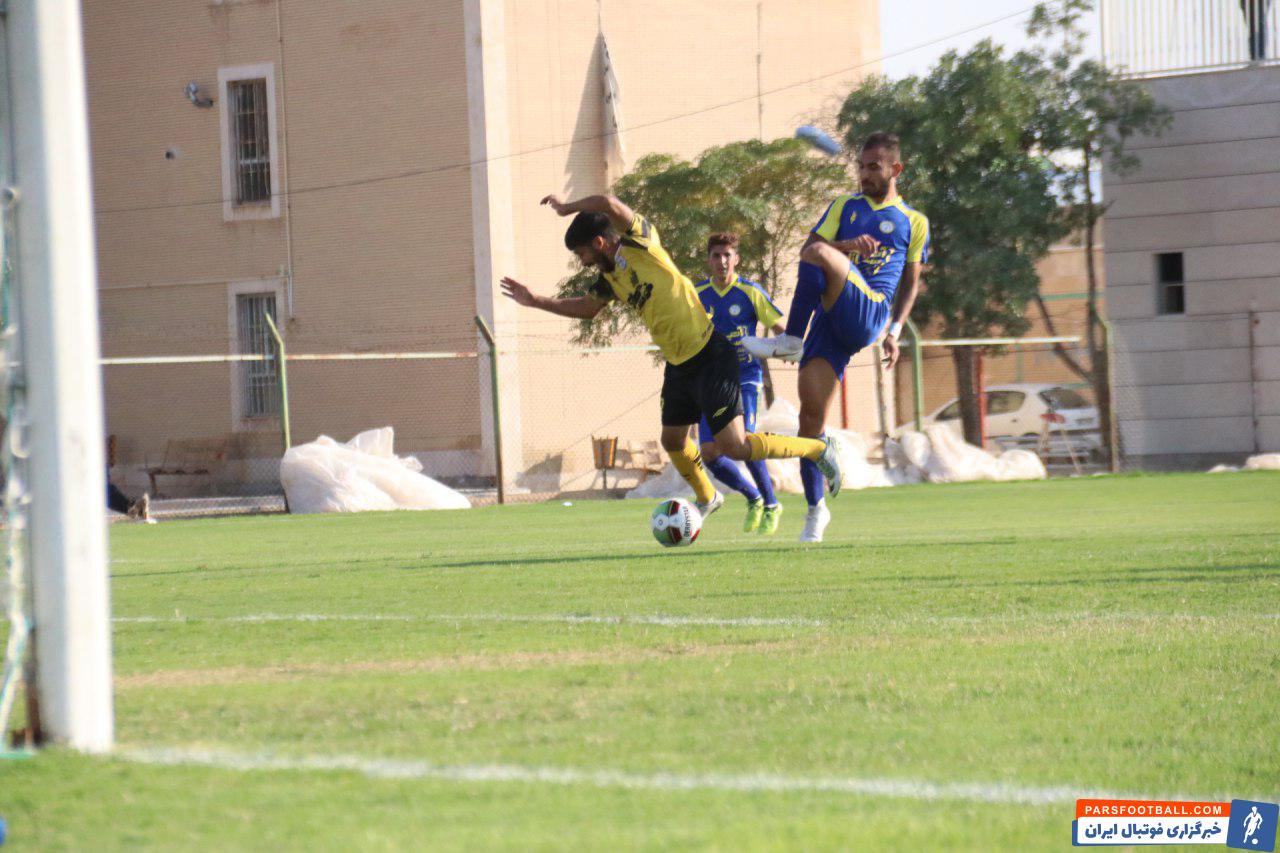 تیم محسن عاشوری دیروز در حالی در استادیوم شهید چمران ساوه در برابر تیم فجر سپاسی متوقف شد که بیش از یک نیمه ده نفره بازی کرد.