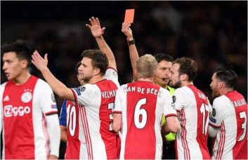 اخراج همزمان دو دفاع وسط آژاکس، یکی از مهم‌ترین اتفاقات بازی دیشب آژاکس و چلسی بود که زمینه‌ساز کامبک رویایی شاگردان لمپارد و به تساوی کشیدن بازی شد.