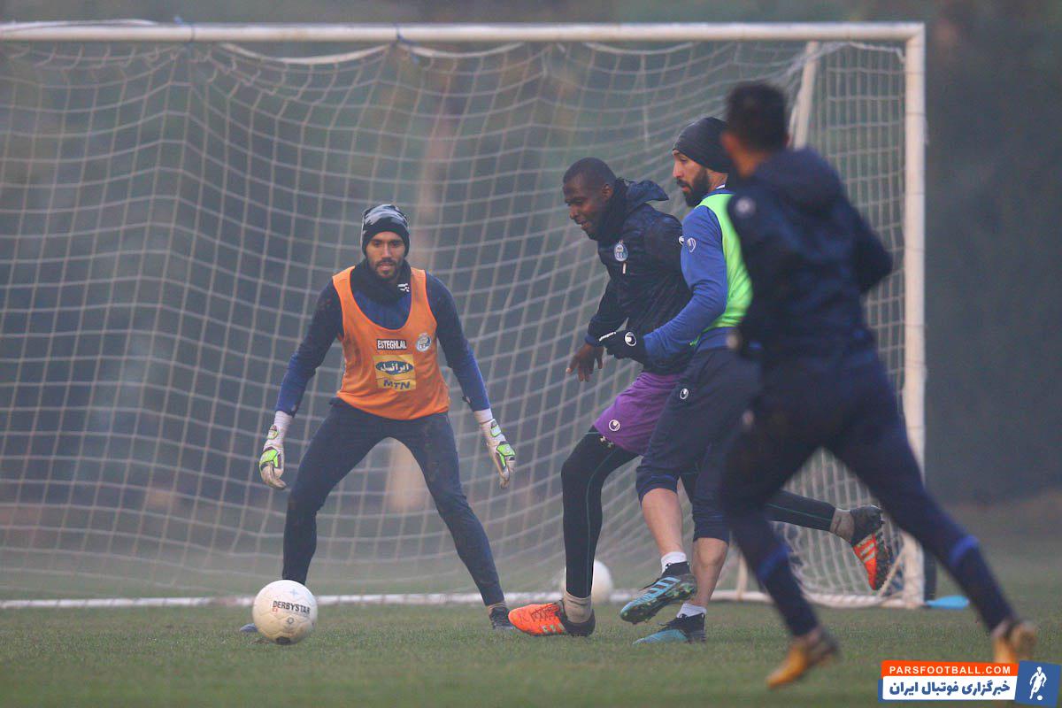 تمرین دیروز استقلال در هوای سرد زمستانی برگزار شد، هوایی مه آلود که باعث شد عکس های جالبی از تمرین تیم استقلال ثبت شود.‌‌‌‌