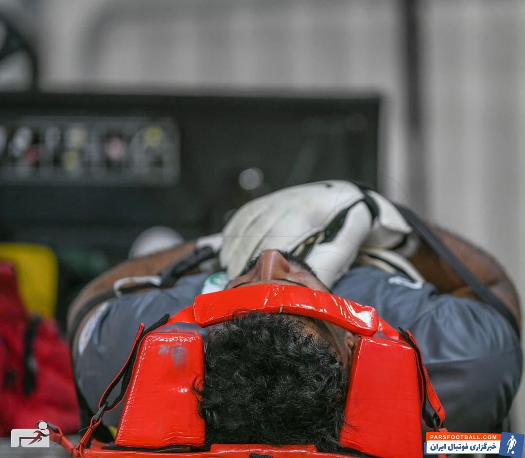 در جریان دیدار الاهلی و الفیصلی در لیگ عربستان، محمد العویس دروازه بان تیم سبزپوش زمین در برخوردی که با مهاجم حریف داشت، از ناحیه سر و صورت به شدت آسیب دید.