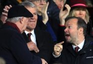 سر الکس فرگوسن و اد وودوارد قبل از دیدار دیروز منچستریونایتد مقابل شفیلد، در سکوهای ورزشگاه خانگی شفیلد در حالی دیده شدند که مشغول بحثی تند و پرحرارت بودند.