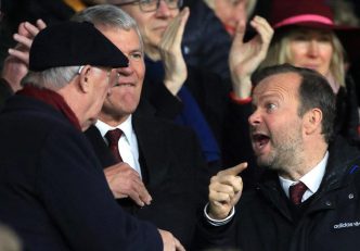 سر الکس فرگوسن و اد وودوارد قبل از دیدار دیروز منچستریونایتد مقابل شفیلد، در سکوهای ورزشگاه خانگی شفیلد در حالی دیده شدند که مشغول بحثی تند و پرحرارت بودند.