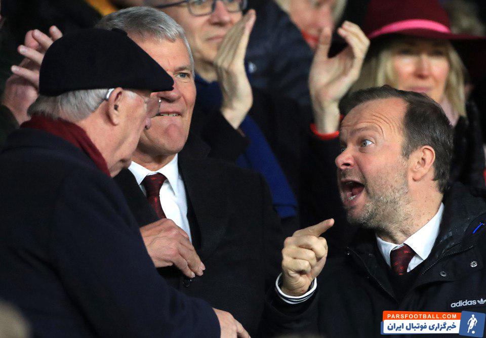 سر الکس فرگوسن و اد وودوارد قبل از دیدار دیروز منچستریونایتد مقابل شفیلد، در سکوهای ورزشگاه خانگی شفیلد در حالی دیده شدند که مشغول بحثی تند و پرحرارت بودند.