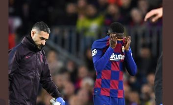 عثمان دمبله که آشکارا ناراحت به نظر می رسید، با چشمانی اشکبار زمین را ترک کرد در حالی که تماشاگران حاضر در نوکمپ به تشویق وی پرداختند.