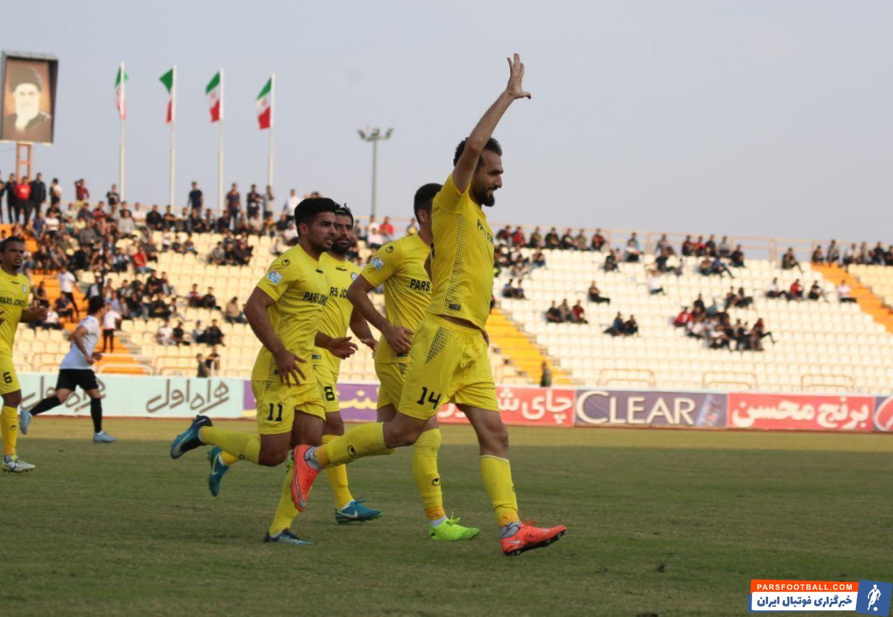 محمد نوری کاپیتان پارس جنوبی جم می گوید من پنجمین گلم در لیگ برتر را به ثمر رساندم و به همین خاطر عدد 5 نشان دادم. این موضوع اصلا ربطی به پرسپولیس نداشت.