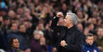 مورینیو ؛ تشکر مورینیو از پسربچه توپ جمع کن در دیدار برابر المپیاکوس