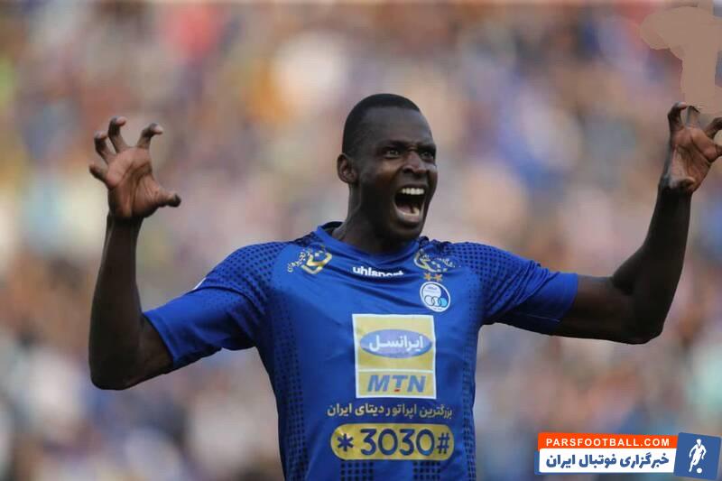 تصویری از شادی خاص بعد از گل شیخ دیاباته مهاجم تیم فوتبال استقلال پس از گلزنی مقابل صنعت نفت آبادان را مشاهده می کنید.