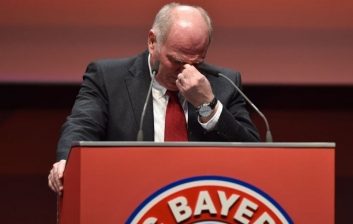 سرانجام دوران ریاست اولی هوینس در باشگاه بایرن مونیخ به پایان رسید. اولی هوینس در این مراسم که با حضور اسطوره‌های بایرن برگزار شد، هنگام سخنرانی اشک ریخت