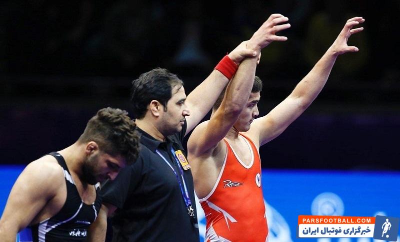 امیرمحمد یزدانی بعد از اینکه حریفش را در بازی رده بندی شکست داد و به همراه تیم دانشگاه آزاد سومی در لیگ برتر را جشن گرفت شادی گل شیخ دیاباته را تکرار کرد.