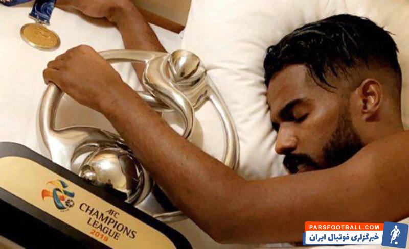 نواف العابد ستاره تیم الهلال شب گذشته جام قهرمانی آسیا را در کنار خود نگه داشت تا تصویری جالب را خلق کند او از شجاع خلیل زاده تقلید کرد.