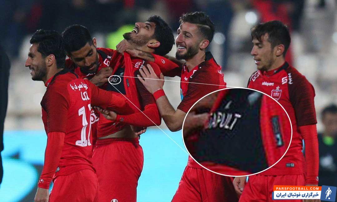 شادیهای گل مهدی ترابی معمولاً با «پیراهننوشته»هایی که نشان میدهد همراه میشود اما او این بار پس از گلزنی به نفت آبادان عادت همیشگیاش را تکرار نکرد.