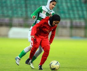 فوتبال ؛ تصویری از حضور تماشاگران مرد در دیدار بانوان شهرداری سیرجان صفر – شهرداری بم