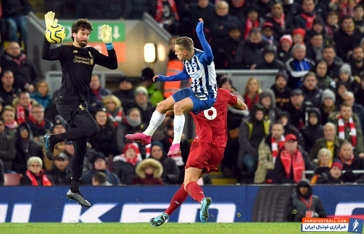 آلیسون بکر دروازهبان تیم لیورپول از دروازه خارج شد و توپ با دستش برخورد کرد تا از زمین اخراج شود.