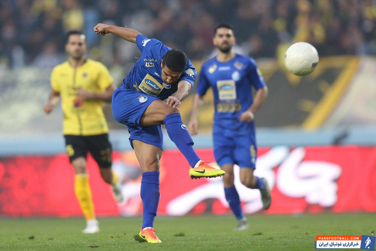 مسعود ریگی هافبک استقلال اگر چه کمتر مورد تمجید رسانه اها قرار می گیرد اما نقش مسعود ریگی در موفقیت های این تیم غیر قابل انکار است.