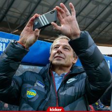 کلینزمن در ادامه گفت که آن موبایل را همسرش به او هدیه داده و گفت قصد دارد آرم آدیداس روی قاب گوشی‌اش را با نشان باشگاه هرتا عوض کند.