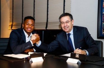 آنسو فاتی قرارداد خود را تا سال 2022 با بارسلونا تمدید کرد و مبلغ فسخ قرارداد از 100 میلیون یورو به 170 میلیون یورو افزایش پیدا کرد.