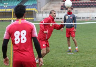 جلال حسینی سیدجلال حسینی و حسین ماهینی دو کاپیتان تیم پرسپولیس هستند سیدجلال حسینی و حسین ماهینی در تمرین تنیس فوتبالی روز گذشته با یکدیگر هم تیمی بودند.