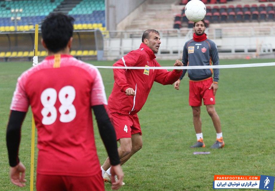 جلال حسینی سیدجلال حسینی و حسین ماهینی دو کاپیتان تیم پرسپولیس هستند سیدجلال حسینی و حسین ماهینی در تمرین تنیس فوتبالی روز گذشته با یکدیگر هم تیمی بودند.