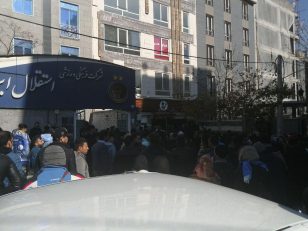استقلال ؛ هواداران خشمگین باشگاه استقلال در ساختمان باشگاه را شکستند