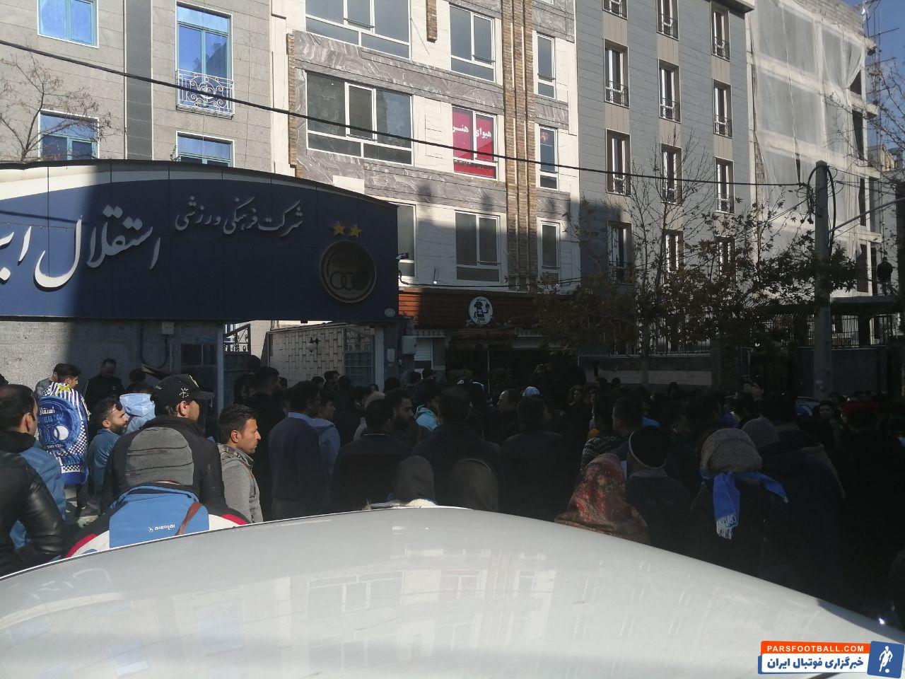 استقلال ؛ هواداران خشمگین باشگاه استقلال در ساختمان باشگاه را شکستند