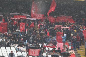 تراکتور ؛ حضور هواداران تراکتور دربارش برف و سرمای شدید در ورزشگاه یادگار امام