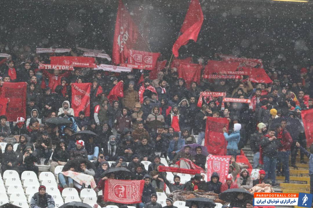 تراکتور ؛ حضور هواداران تراکتور دربارش برف و سرمای شدید در ورزشگاه یادگار امام